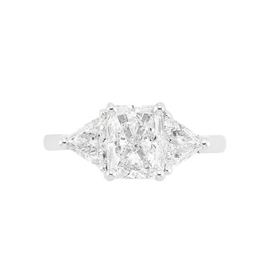 Lot 221 - White Gold and Diamond Ring