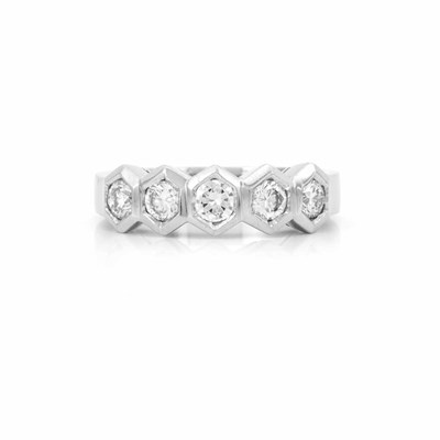 Lot 405 - Platinum and Diamond Ring