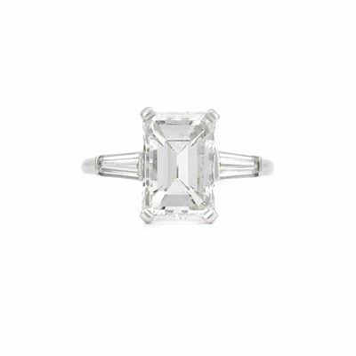 Lot 636 - Platinum and Diamond Ring