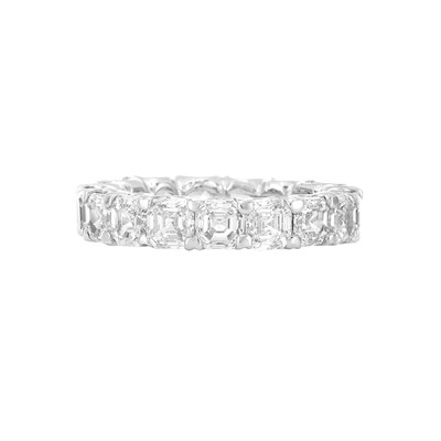 Lot 692 - Platinum and Diamond Band Ring