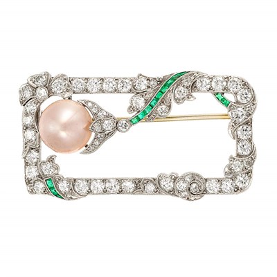 Lot 255 - Edwardian Platinum, Light Pink Natural Freshwater Button Pearl, Diamond and Emerald Brooch