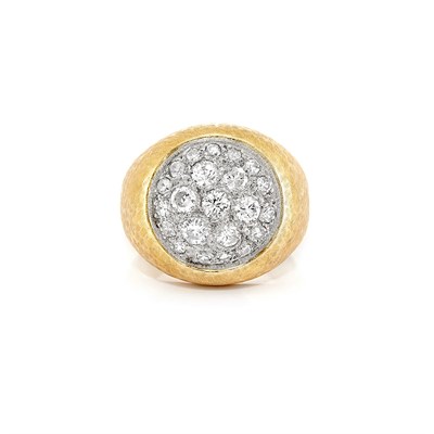 Lot 711 - Gentleman's Gold and Diamond Ring
