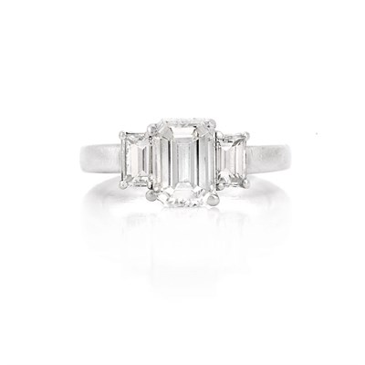 Lot 84 - Platinum and Diamond Ring