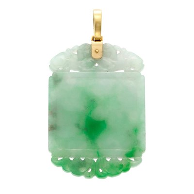 Lot 117 - Gold and Carved Jade Pendant