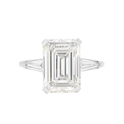 Lot 589 - Platinum and Diamond Ring