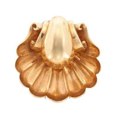 Lot 265 - Retro Gold Shell Clip-Brooch