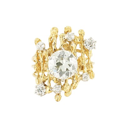 Lot 329 - Gold and Diamond Ring