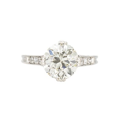Lot 403 - Platinum and Diamond Ring