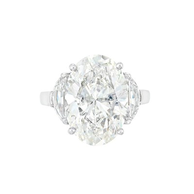 Lot 538 - Platinum and Diamond Ring