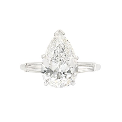 Lot 333 - Platinum and Diamond Ring