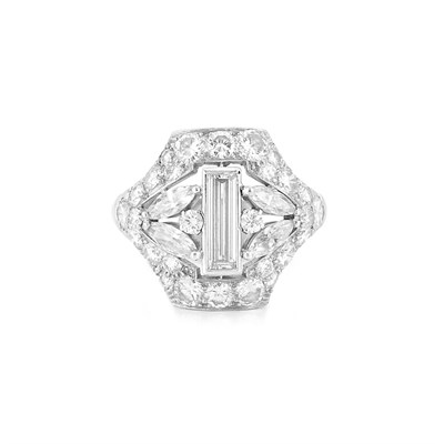 Lot 400 - Platinum and Diamond Ring