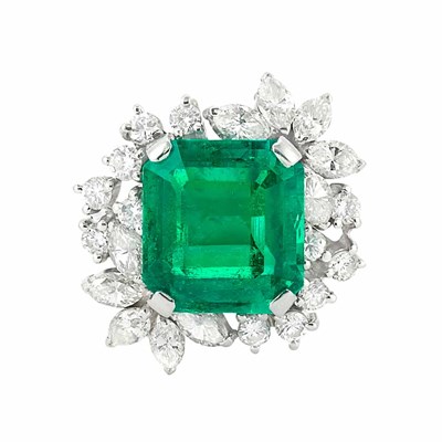 Lot 140 - Platinum, Emerald and Diamond Ring