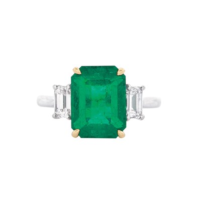 Lot 998 - Platinum, Gold, Emerald and Diamond Ring