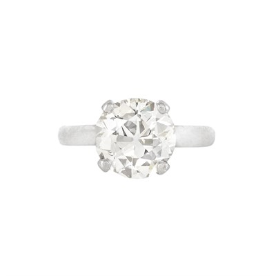 Lot 953 - Platinum and Diamond Ring