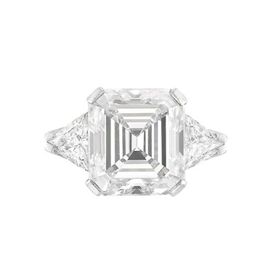 Lot 560 - Platinum and Diamond Ring