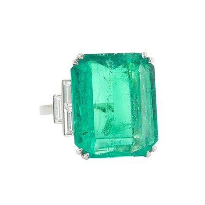 Lot 622 - Platinum, Emerald and Diamond Ring