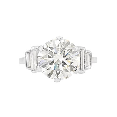 Lot 605 - Platinum and Diamond Ring