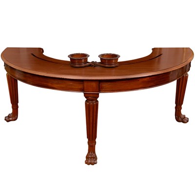 Lot 539 - William IV Mahogany Hunt Table The C-form top...