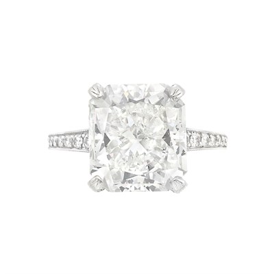 Lot 327 - Platinum and Diamond Ring