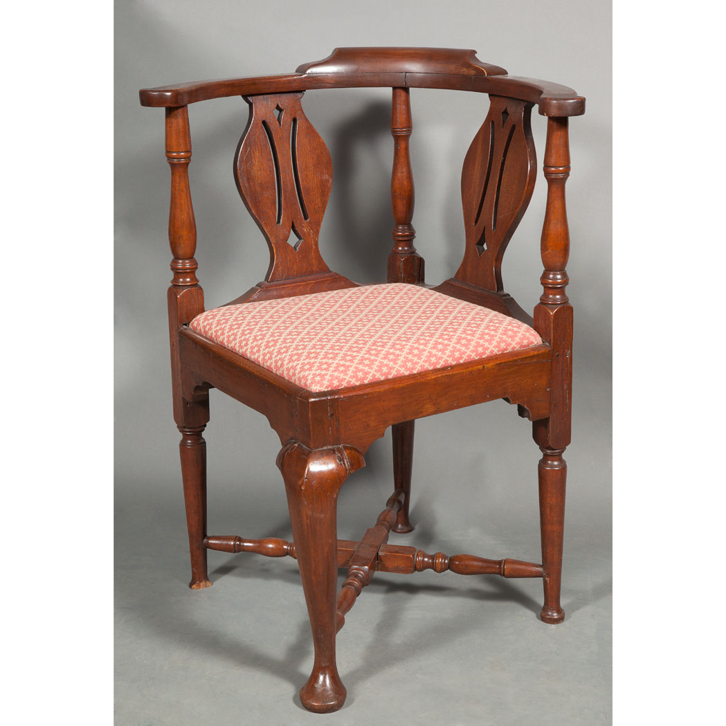 Lot 162 - Queen Anne Mahogany Corner Chair The rounded...