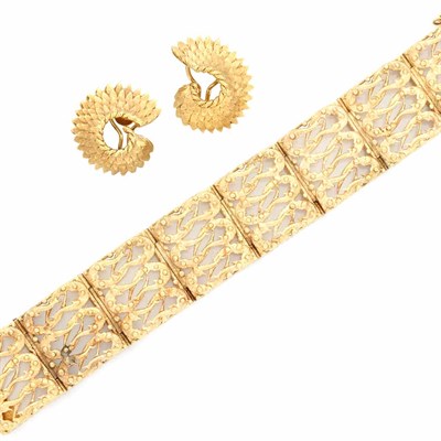 Lot 37 - Gold Bracelet and Pair of Earclips