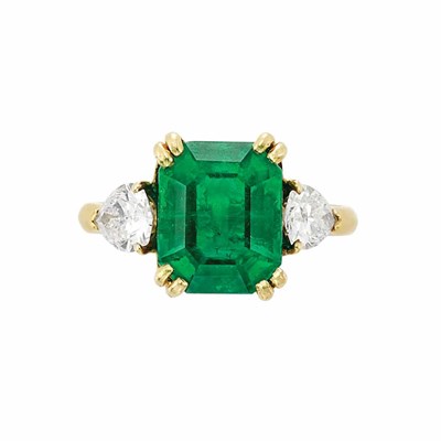 Lot 148 - Gold, Emerald and Diamond Ring