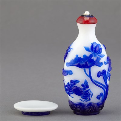 Lot 151 - Chinese Blue Overlay Glass Snuff Bottle 20th...
