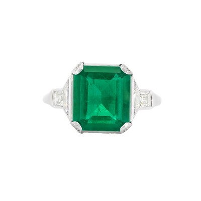 Lot 419 - Platinum, Emerald and Diamond Ring