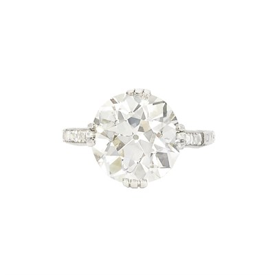 Lot 163 - Platinum and Diamond Ring