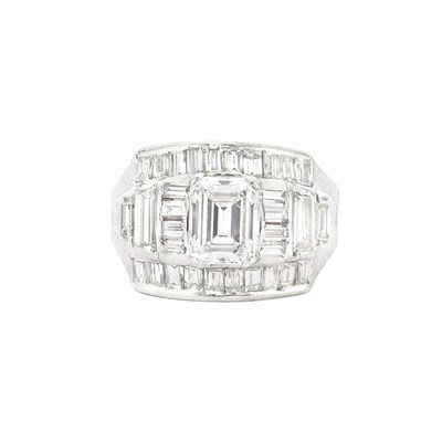 Lot 194 - Platinum and Diamond Ring
