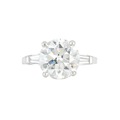 Lot 405 - Platinum and Diamond Ring
