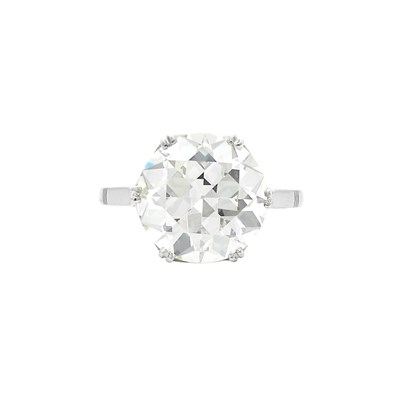 Lot 413 - Platinum and Diamond Ring