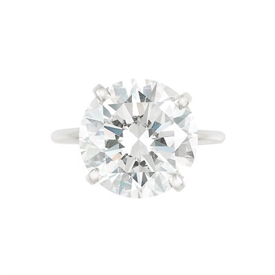 Lot 424 - Diamond Ring