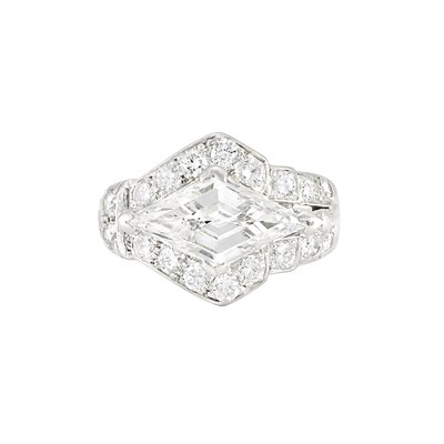 Lot 192 - Platinum and Diamond Ring