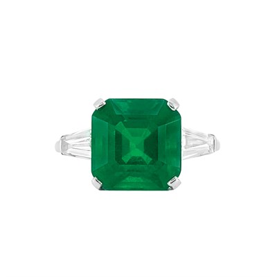 Lot 428 - Platinum, Emerald and Diamond Ring