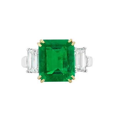 Lot 84 - Platinum, Gold, Emerald and Diamond Ring