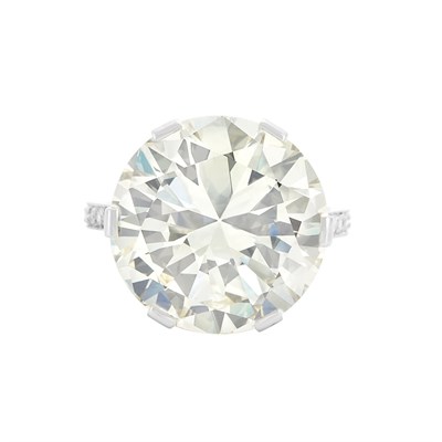 Lot 430 - Platinum and Diamond Ring