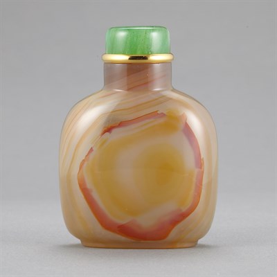 Lot 152 - Chinese Agate Snuff Bottle The well hollowed...